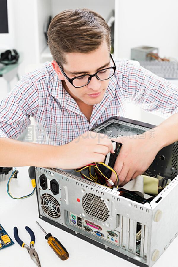 在壞電腦上工作的年輕技術員